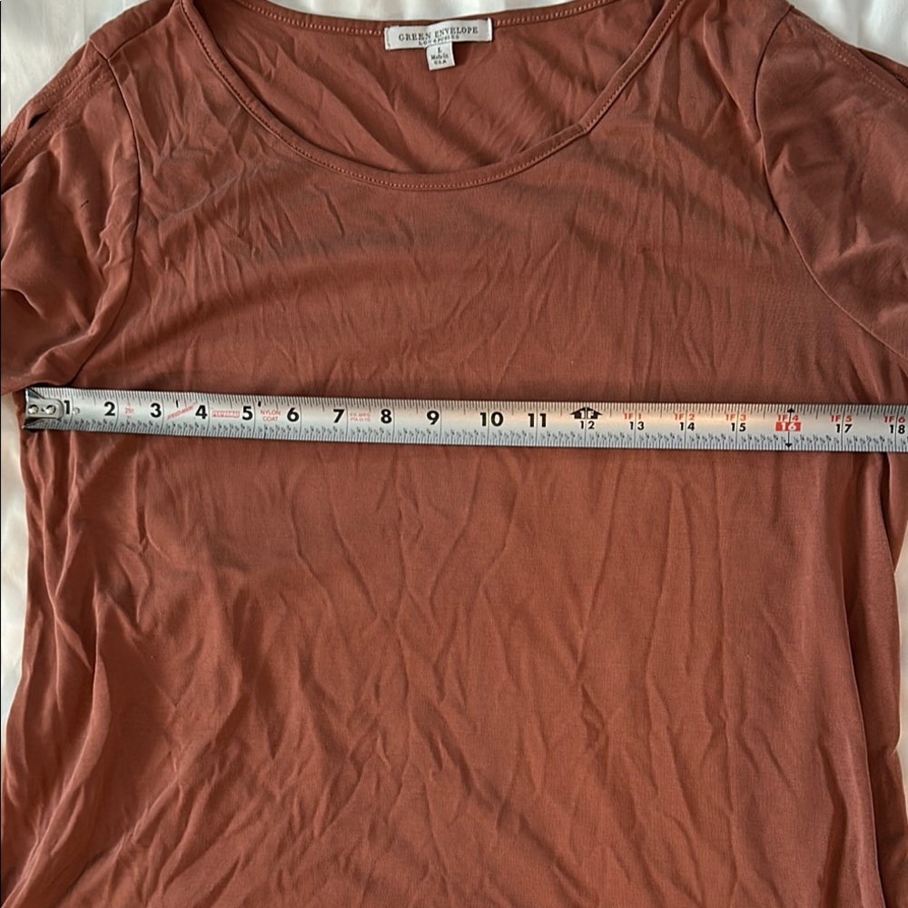 Green Envelope Mauve Short Sleeve Top with Tie Details - Picture 4 of 6